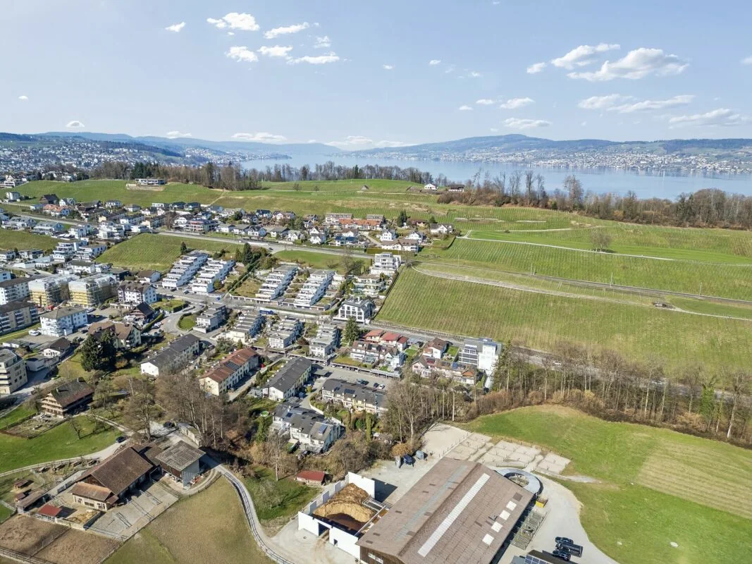 Die Lage zwischen Zürich und dem Zürichsee