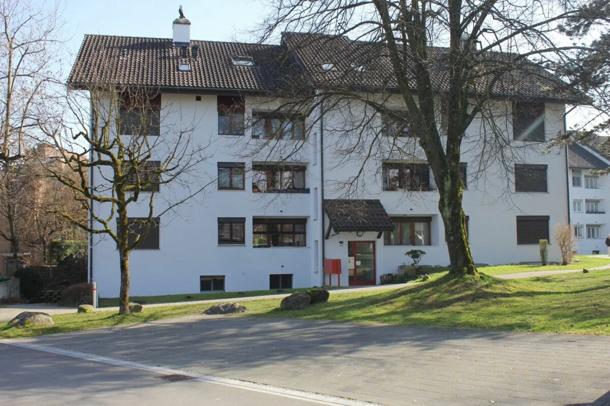 Ruhige und renovierte 5.5 Zimmer Gartenwohnung in Cham ZG, Bild 1
